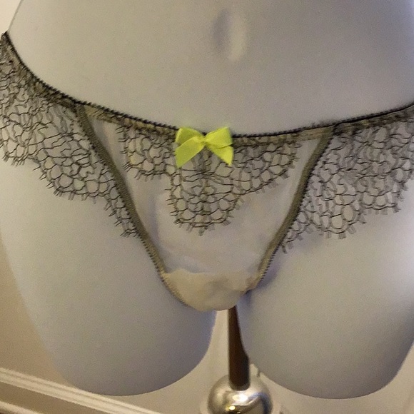 Victoria Secret Chantilly lace bra and bikini set - Picture 6 of 11